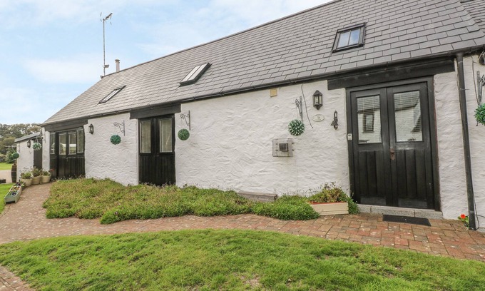 Milford Haven Cottage | HEATHER COTTAGE, pet friendly, with open fire in Rosemarket