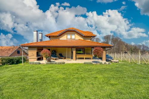 Ludbreg Apartment | Hedonistic Vineyard Estate With Hot Tub - Happy Rentals