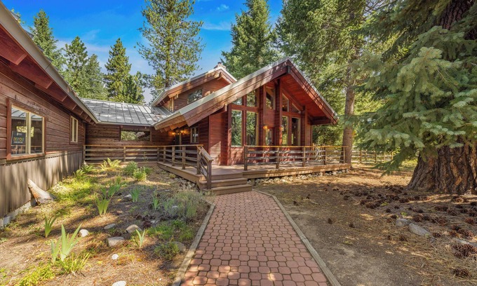 McCall House | Helen's Place- Spacious pet friendly home near ponderosa park and golf