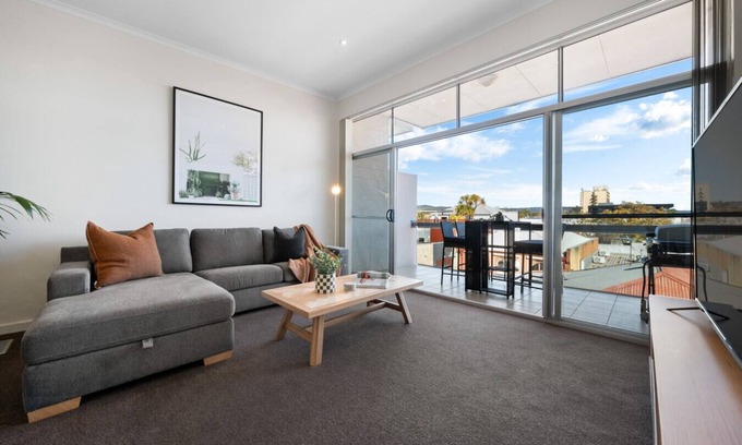 Adelaide Central Business District Villa | Helena House—A Spacious Urban Retreat