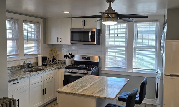 Wilmington Apartment | Hello, welcome to our COMFY 2 BEDROOM apartment located in Wilmington Delaware.