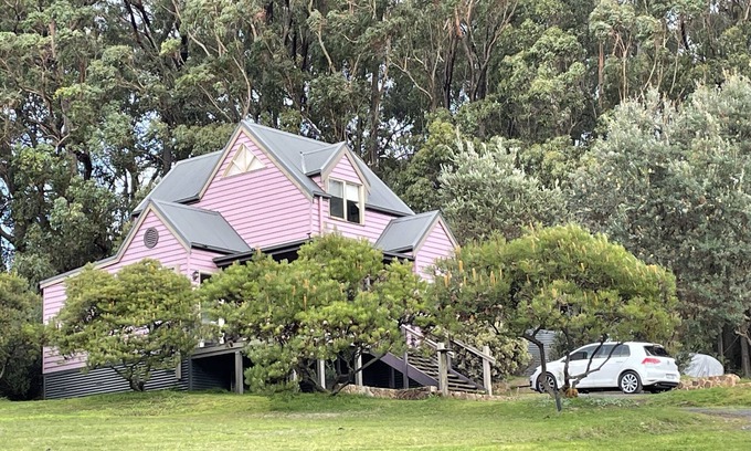 Hoddles Creek Cottage | Help feed rescue animals on peaceful 40-acre Gembrook farmstay & sanctuary