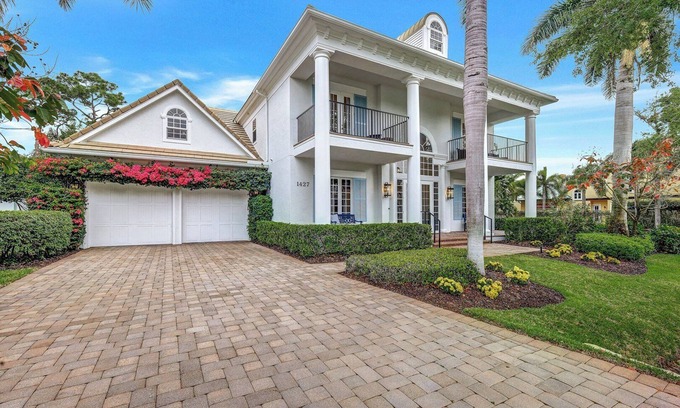 Central Naples House | Hemingway Place - near Venetian Village