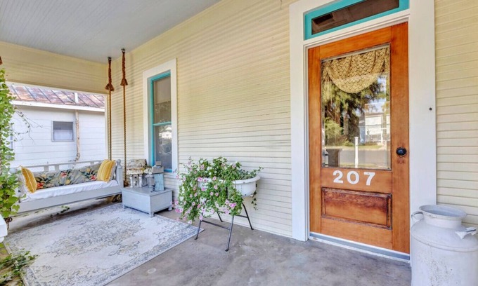 Fredericksburg House | “Henry’s Haus” | Walk to Main | Pet Friendly!