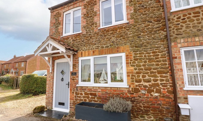 Snettisham Cottage | HERBIES COTTAGE, family friendly, with open fire in Snettisham