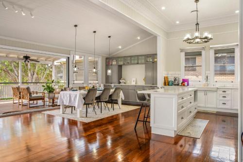 Woolloongabba House | Heritage Queenslander Gem - Families & Groups - Minutes to CBD & South Brisbane