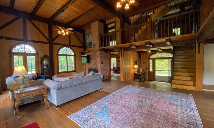 Lisbon House | HH Stay like a royal! Grand historic home with chef kitchen, pool table, fast wifi!