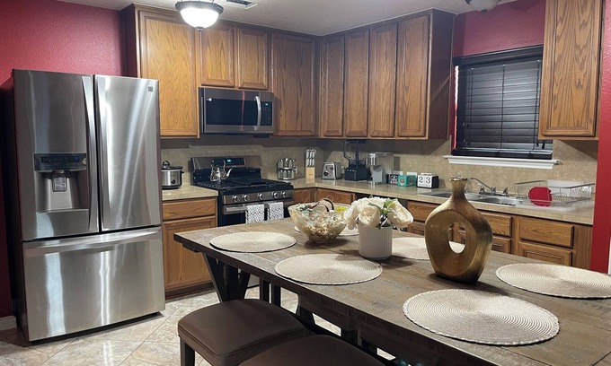 Southbelt/Ellington House | Hidden Gem @ Hobby- Lovely 4-bedroom house in the heart Houston