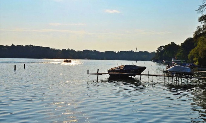 Bassett House | Hidden Gem on the Lake Near Popular Attractions