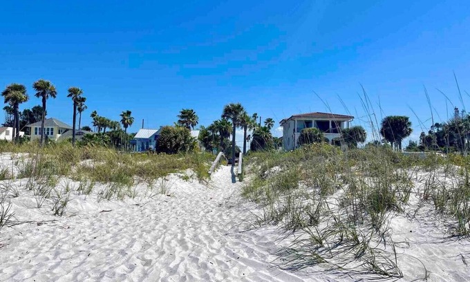 Pass-a-Grille House | Hidden Gem! Steps to Pass-a-Grille Beach, Pets Ok