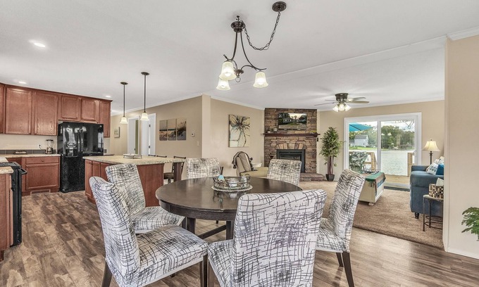 Brighton House | Hidden Lake Front ≈ New Build ★ Private Beach ✹ Fast WiFi ✔