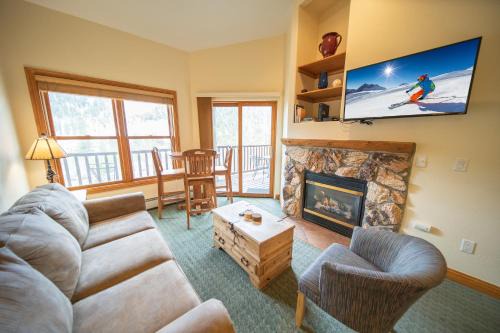 Mountain House House | Hidden River Lodge 5979 by SummitCove Lodging