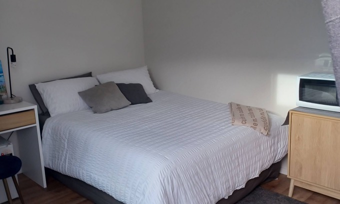 Mount Maunganui Apartment | Hideaway on Tui- Sleepout studio in Mount Maunganui
