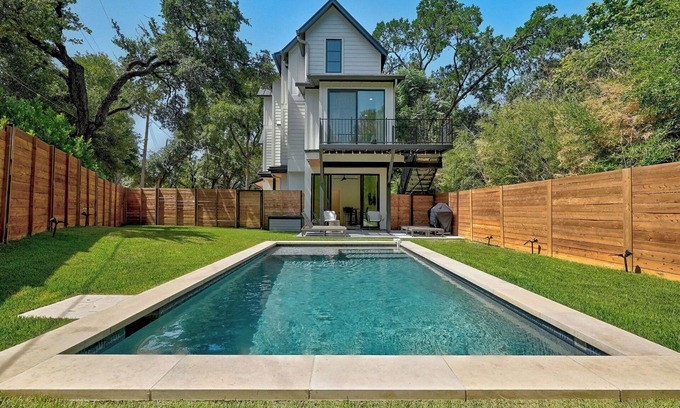 Tarrytown House | High-End Design + Private Pool - Sultana!