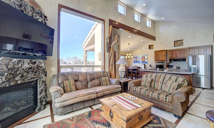 Moab South Valley House | High End Southwest Luxury, Spa-like Baths, Steam Shr, Sauna, Garage,Pool,Hot Tub