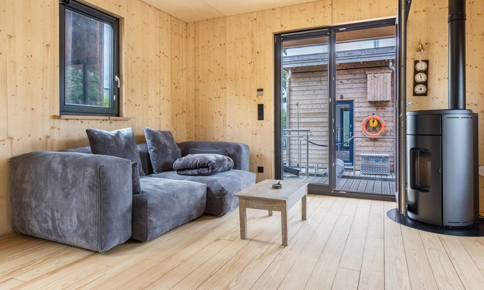 Neuland Boat Rental | High-quality, comfortable houseboat Diva