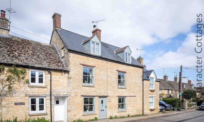 Milton-under-Wychwood House | HIGH RIDGE, pet friendly, with open fire in Milton-Under-Wychwood