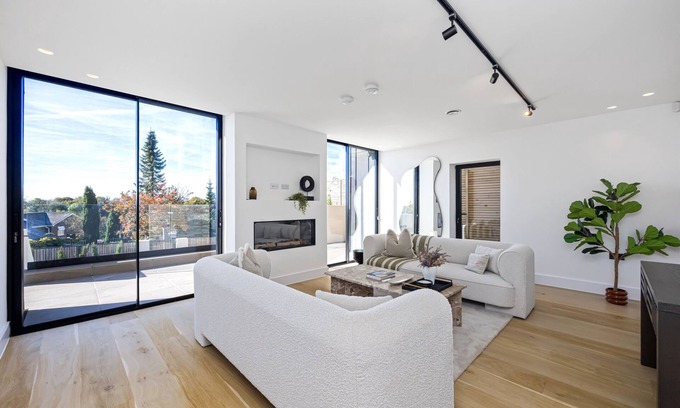 Hove House | Hill Brow- Luxury home with swimming pool, hot tub, sauna, cinema&games room and much more!
