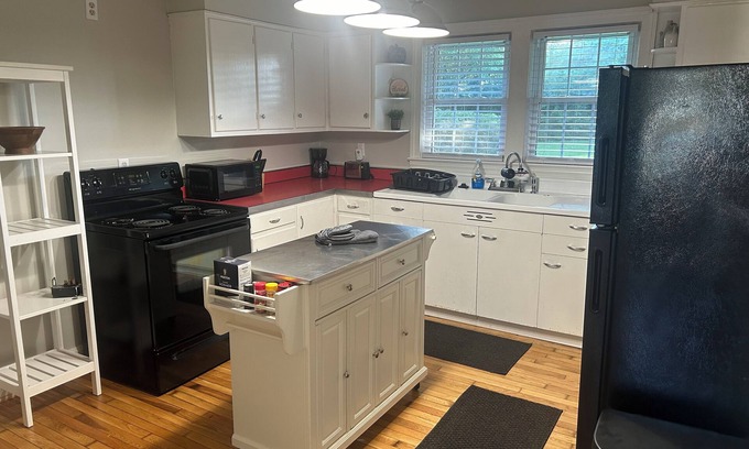 Paris House | Hill Crest Cottage in Horse Capital of KY! Sleeps 6