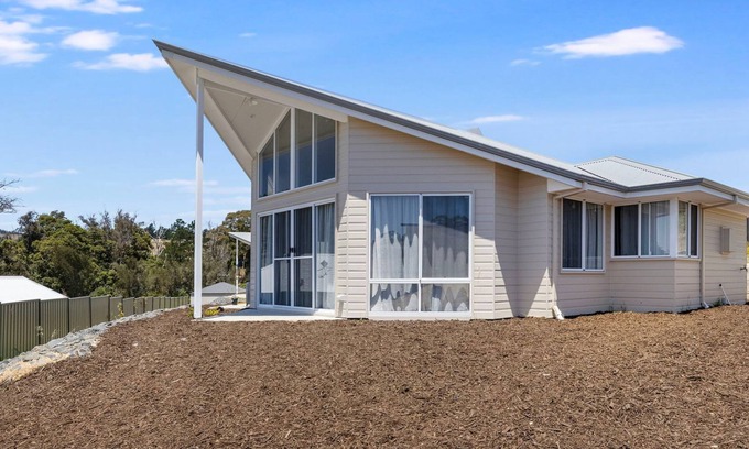 Nannup House | Hill View Cottages - Sail A