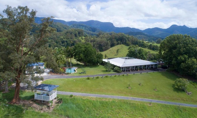 Upper Crystal Creek Bed & Breakfast | Hillcrest Mountain View Retreat