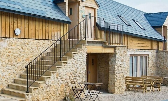 Axminster Hotel | HILLS FARM STAYS