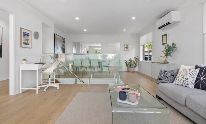 Cooks Hill House | Hillview - Walk to City & Beach - Free Parking