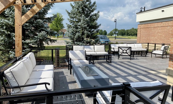 Summit Corners Hotel | Hilton Garden Inn Oconomowoc