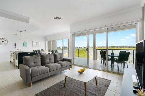 Nangkita House | Hindmarsh Island - Linen Included - Waterfront - Luxury