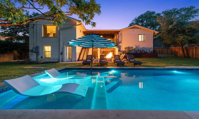 Riverside House | ✫Hip Haven - HUGE POOL 1 Mi from SoCo & Downtown✫