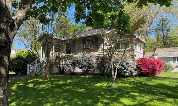West Side Historic District Cottage | Historic Hendersonville NC - Walk to Town - Mountain Get Away