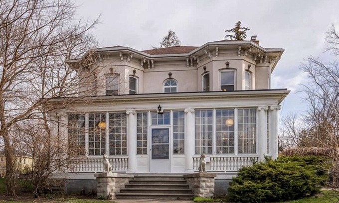 Cambridge House | Historic house in Cambridge, just a 5 minute walk down the hill to Old Galt.