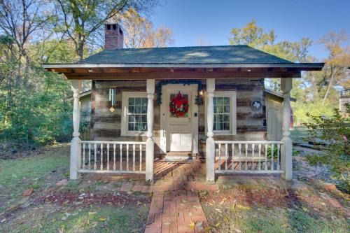 Marshall House | Historic Marshall Log Cabin Less Than 1 Mi to Dtwn!