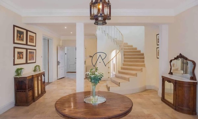 Windsor House | Historic River View Property in Windsor