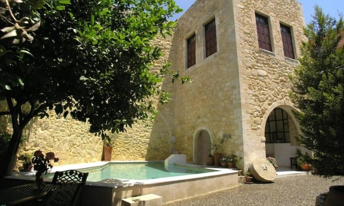 Maroulas Villa | Historic Venetian Castle 15th Century - IDEAL FOR FAMILY EVENTS.