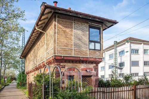 Loerrach Apartment | Historisches Stellwerk mit Garten in bester Innenstadtlage & Boxspringbetten nahe der Schweizer Grenze