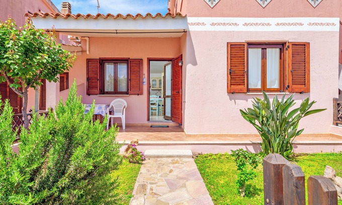 Case Peschiera-Lu Fraili House | Holiday Home 'Villetta Serena' with Private Terrace, Private Garden and Air Conditioning