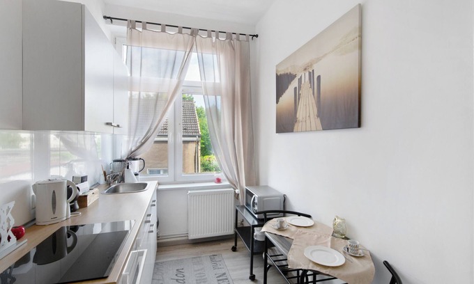 Wanheimerort Apartment | Holiday Apartment 'Blumen' with Shared Terrace, Shared Garden & Wi-Fi