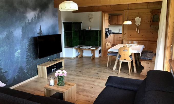 Hinterzarten Apartment | Holiday Apartment 'Hirschsprung' with Mountain View, Private Terrace and Wi-Fi