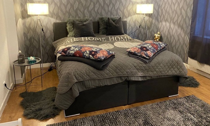 Wanheimerort Apartment | Holiday Apartment 'In Zentr Und Ruh Lage' with Balcony & Wi-Fi