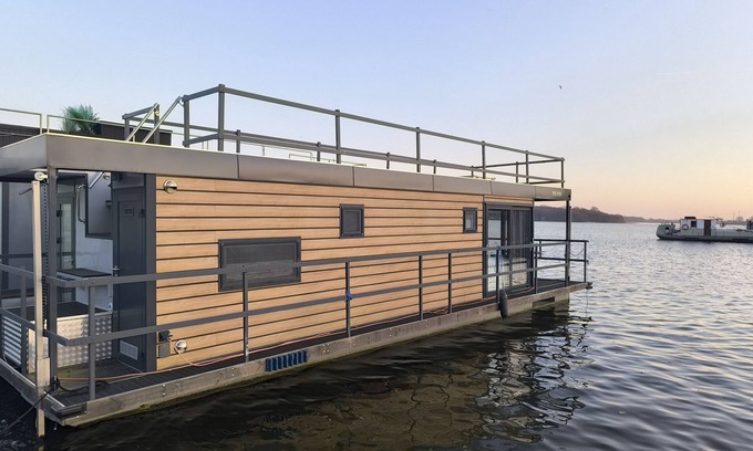 Neuruppin Apartment | Holiday Apartment 'On the Lake' with Lake View, Shared Terrace and Air Conditioning