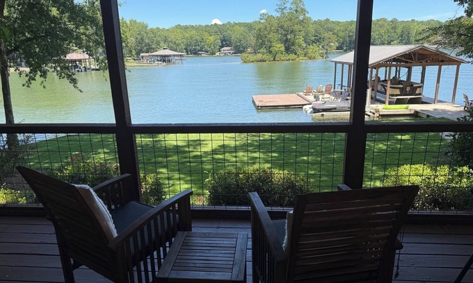 Dadeville Cottage | Holiday Cottage, Charming 4-bedroom cottage on Blue Creek of Lake Martin,AL