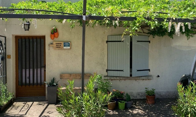 Villemagne-l'Argentiere House | Holiday Home 'Maison Sur La Mare' with Mountain View, Private Pool and Wi-Fi