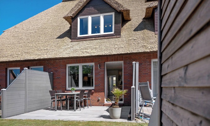 St. Peter-Ording House | Holiday Home 'Düün Drööm' with Private Terrace, Private Garden and Wi-Fi