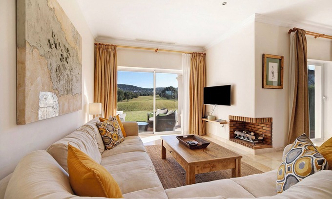 Arcos de la Frontera House | Holiday Home "Arcos golf Adosado 2 dormitorios" with Mountain View, Shared Pool & Wi-Fi