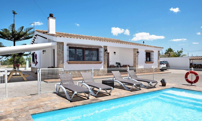 Conil de la Frontera House | Holiday Home 'El Cortijo' with Private Pool, Wi-Fi and Air Conditioning