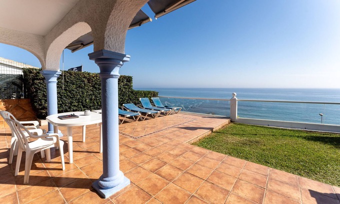 El Faro House | Holiday Home '11 In Front Of The Sea' with Sea View, Wi-Fi and Air Conditioning