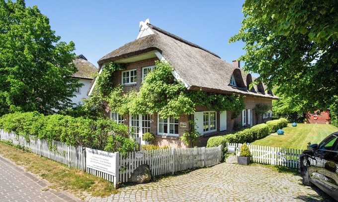 Pantow House | Holiday Home "5 Sterne Reetdachhaus Wildröschen" with Private Terraces, n Garden & Wi-Fi