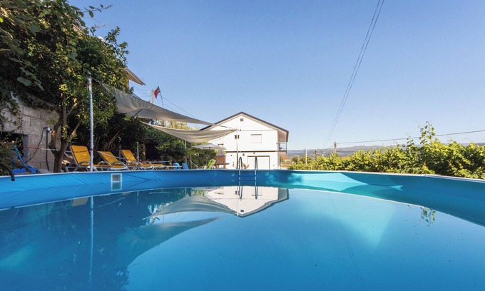 Pacos de Gaiolo House | Holiday Home 'A Casa Branca' with Mountain View, Private Pool and Wi-Fi