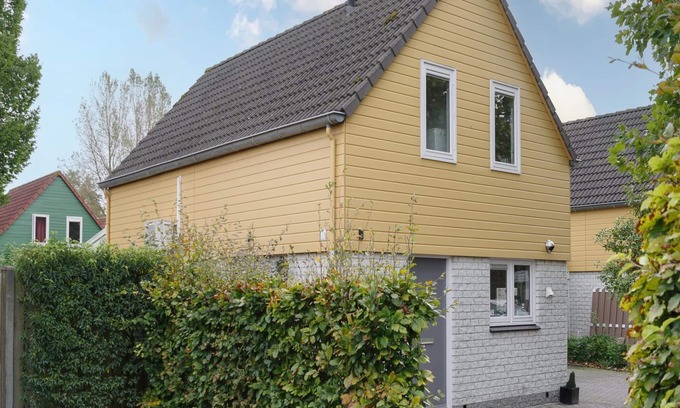 Wemeldinge House | Holiday home: Bubbles, Bounce and Relax